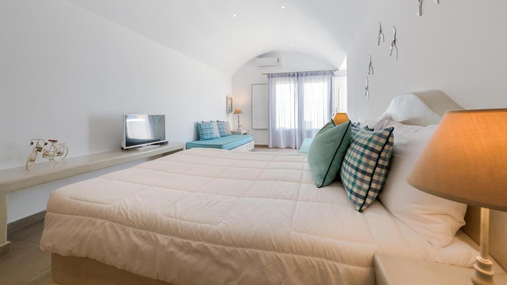 B Suites Тира Экстерьер фото