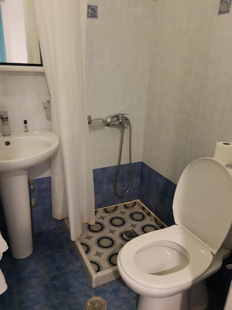 B Suites Тира Номер фото
