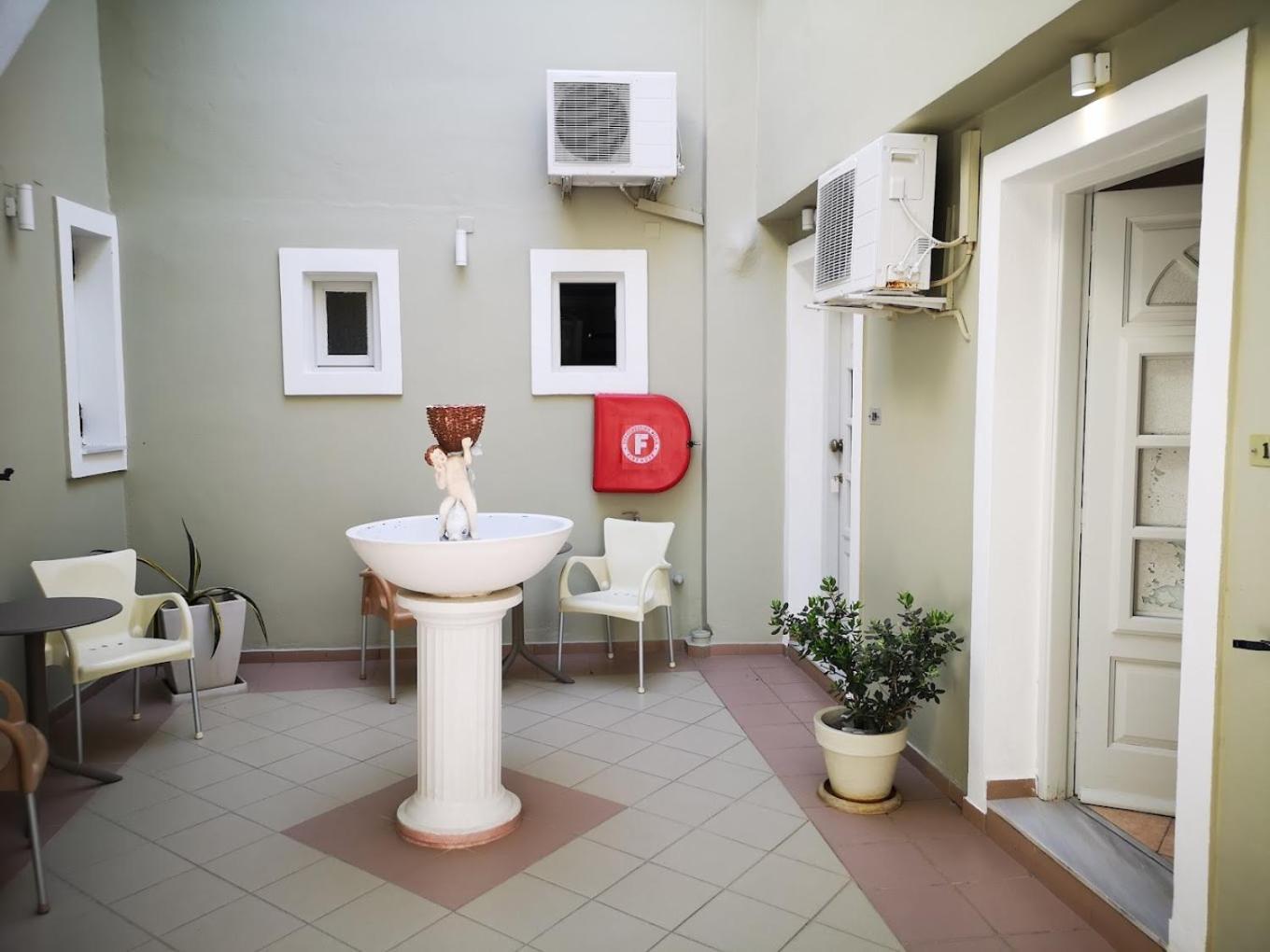 B Suites Тира Номер фото